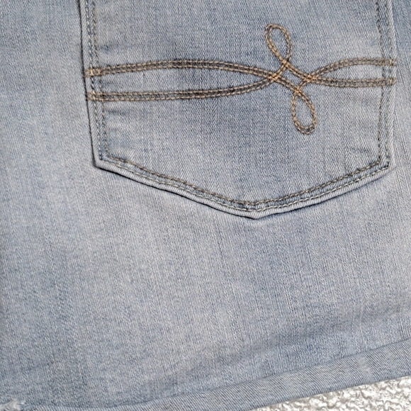 Denizen Levi's High Rise Shorts  Size 4  Waist 27 - Picture 3 of 6